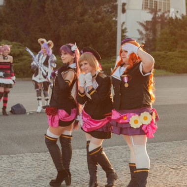 Anime film karakterleri gibi giyinmiş Cosplayers