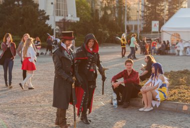 Cosplayers pc oyundan karakter gibi giyinmiş 