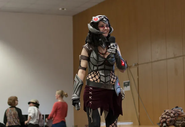 Cosplayer verkleidet als Charakter-Headhunter caitlyn — Stockfoto