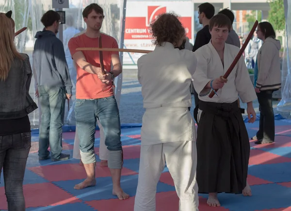 Besucher lernen Kampfkunst im Outdoor-Zelt — Stockfoto