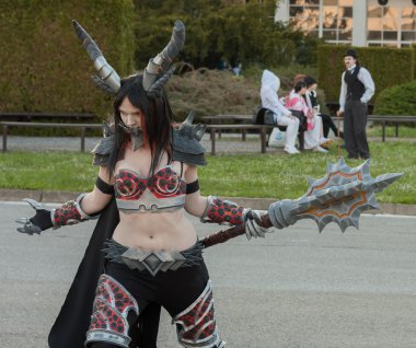 Cosplayer karakter Lady Deathwing gibi giyinmiş