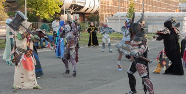 World of Warcraft oyunundan karakterler gibi giyinmiş cosplayers 