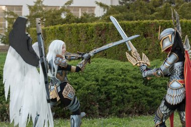 Uriel ve Haven Paladin karakterleri gibi giyinmiş iki cosplayers