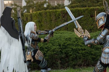 Uriel ve Haven Paladin karakterleri gibi giyinmiş iki cosplayers