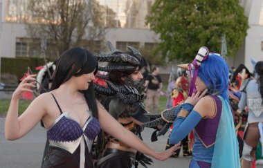 World of Warcraft karakterleri gibi giyinmiş Cosplayers