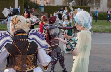 Cosplayer karakter Yulon Yeşim Yılan gibi giyinmiş