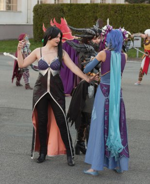 World of Warcraft karakterleri gibi giyinmiş Cosplayers