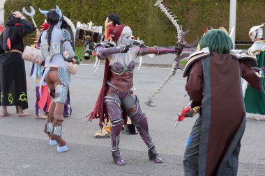 Cosplayer karakterler Lady Sylvanas Windrunner gibi giyinmiş 