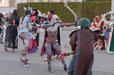 Cosplayer karakterler Lady Sylvanas Windrunner gibi giyinmiş 