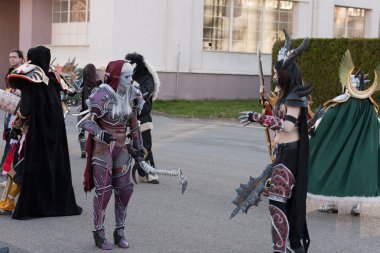 Cosplayer karakterler Lady Sylvanas Windrunner gibi giyinmiş 