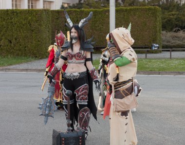World of Warcraft oyunundan karakterler gibi giyinmiş cosplayers 