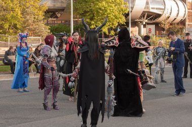 World of Warcraft oyunundan karakterler gibi giyinmiş cosplayers 