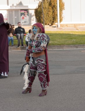 Cosplayer karakterler Lady Sylvanas Windrunner gibi giyinmiş 