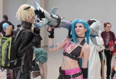 League of Legends'tan Jinx karakteri gibi giyinmiş Cosplayer