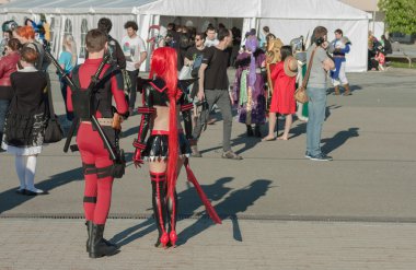 Filmden karakter gibi giyinmiş Cosplayers
