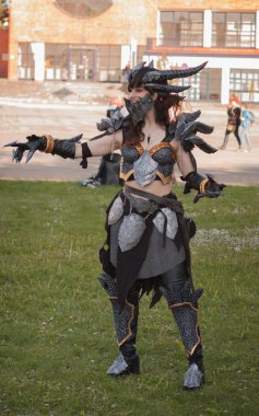 Neltharion, Deathwing karakteri gibi giyinmiş Cosplayer