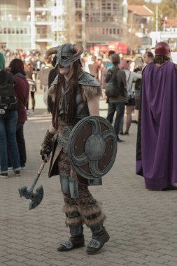 Cosplayer oyun Skyrim gelen karakter Dovahkiin gibi giyinmiş