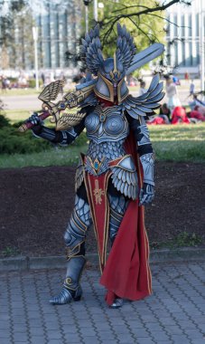 Cosplayer karakter Haven Paladin gibi giyinmiş 