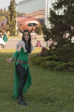 Cosplayer Avengers gelen karakter Lady Loki gibi giyinmiş 