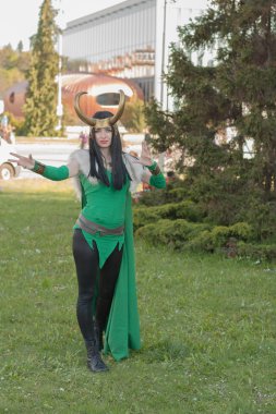 Cosplayer Avengers gelen karakter Lady Loki gibi giyinmiş