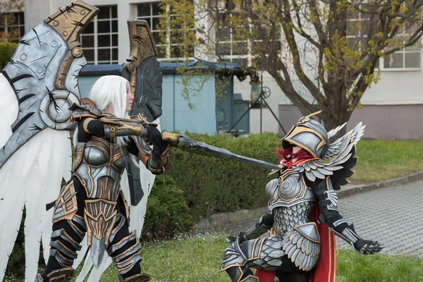 Zwei Cosplayer als die Charaktere uriel und haven paladi verkleidet — Stockfoto