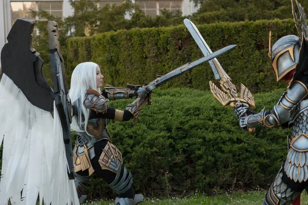 Zwei Cosplayer verkleidet als die Charaktere uriel und haven paladin — Stockfoto