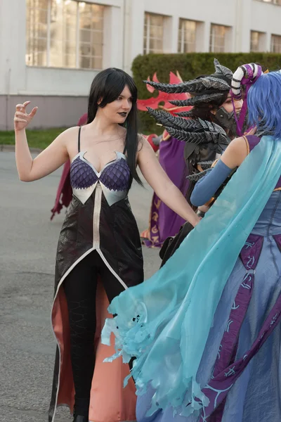 World of Warcraft karakterleri gibi giyinmiş Cosplayers