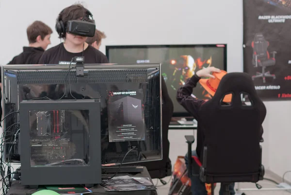 Niño joven con VR - gafas juega juego en Animefest —  Fotos de Stock