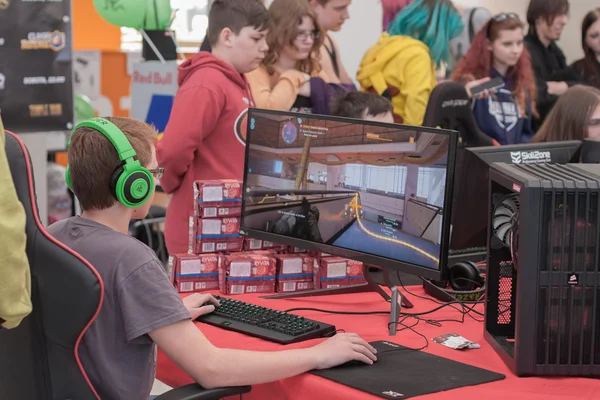 Genç çocuk Animefest 'te kişisel bilgisayarda oyun oynuyor. — Stok fotoğraf