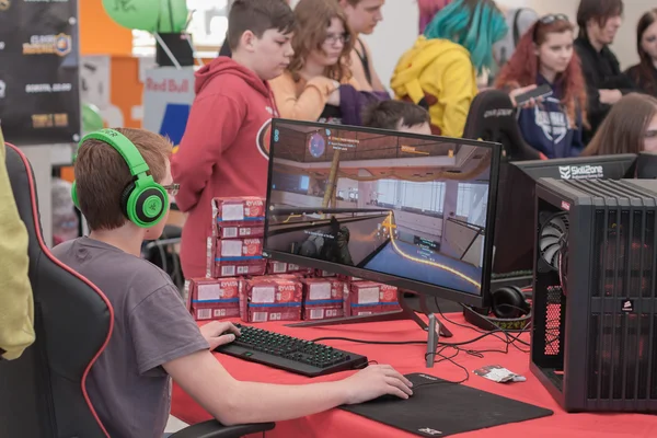 Genç çocuk Animefest 'te kişisel bilgisayarda oyun oynuyor.