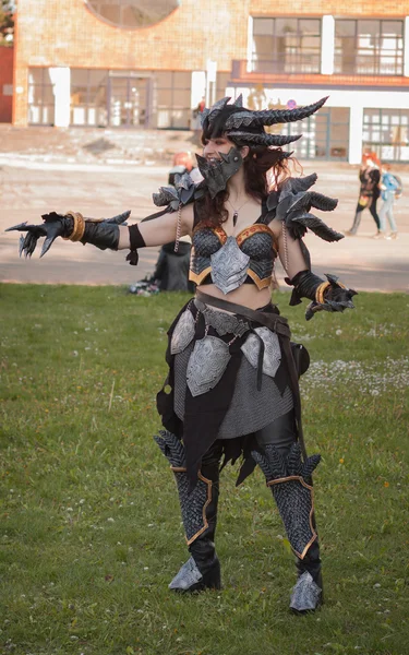 Cosplayer verkleidet als die Figur neltharion, Deathwing — Stockfoto