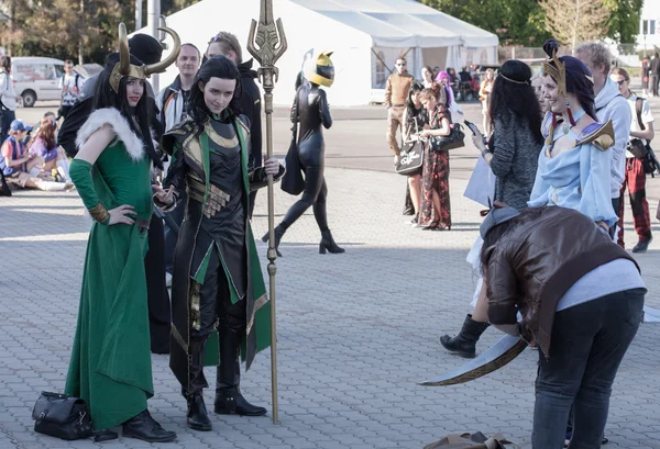 Cosplayers vestidos como el personaje Lady Loki y Loki —  Fotos de Stock