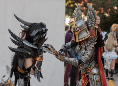 Neltharion ve Paladin karakterleri gibi giyinmiş iki cosplayers 