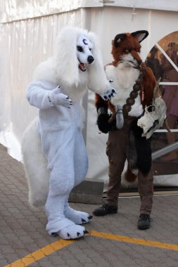 Karakter kurtgibi giyinmiş Cosplayers Animefest poz