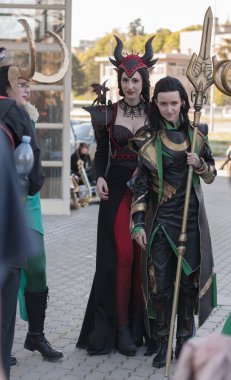 Karakterler Ruby Dragon ve Loki gibi giyinmiş iki cosplayers