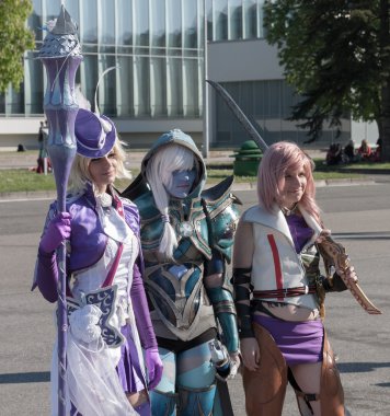 Pc oyunlarından karakter gibi giyinmiş Cosplayers 