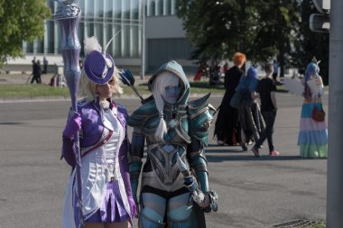 Pc oyunlarından karakter gibi giyinmiş Cosplayers 