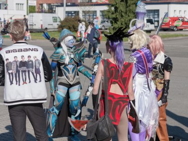 Pc oyunlarından karakter gibi giyinmiş Cosplayers 