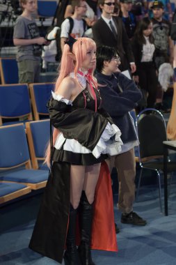 Anime den Karakter Krul Tepes gibi giyinmiş Cosplayer 