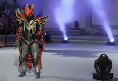 Karakter Dragon Knight gibi giyinmiş Cosplayer