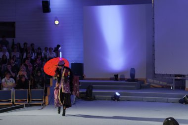 Cosplayer karakter Kamui Gakupo, vokaloid gibi giyinmiş