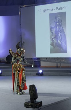 Cosplayer karakter Haven Paladin gibi giyinmiş 