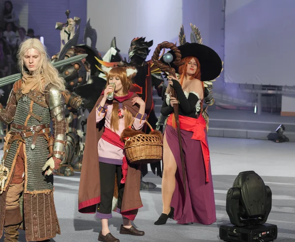Grupo de cosplayers posan durante concurso de cosplay en Animefest —  Fotos de Stock