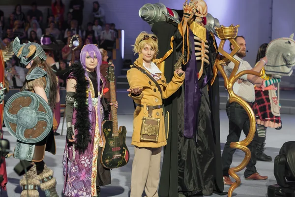 Gruppe von Cosplayern posiert beim Cosplay-Contest auf dem Animationsfest — Stockfoto