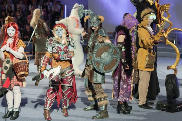 Cosplayers Grubu Animefest cosplay yarışması sırasında poz