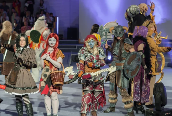 Gruppe von Cosplayern posiert beim Cosplay-Contest auf dem Animationsfest — Stockfoto