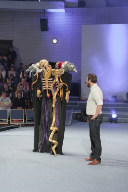 Overlord anime serisinden karakter Momonga gibi giyinmiş Cosplayer