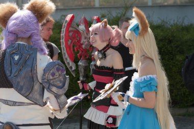 Animefest'te giyim aksesuarı ile pazarlarda iki satıcı kadın