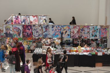 Japonya anime ürünleri ile pazar etrafında yürüyüş İnsanlar