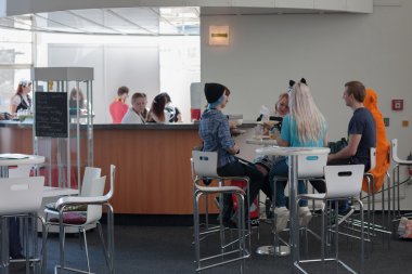 Animefest'te barda oturan bir grup genç. 